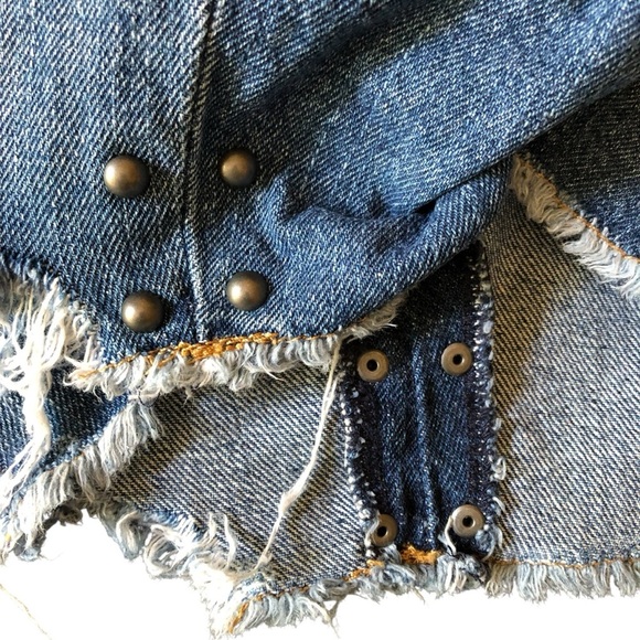 Levi’s Studded Cutoff Denim Shorts Size 31 - Picture 8 of 12